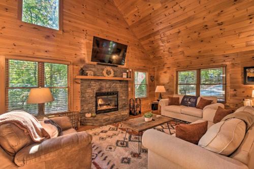 McCaysville House | Blue Ridge Cabin Hot Tub, Fire Pit and Grill!