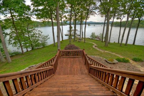 Blue Ridge House | Blue Ridge Lake Retreat - Lakefront Luxury Home - Private Dock, Hot Tub, Sundeck, Private Boat Launch, Near Downtown - Blue Ridg