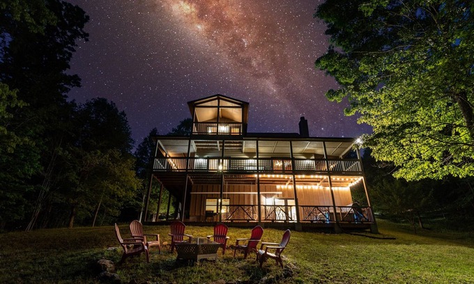 Williamstown Cabin | Blue Ridge Mountain Cabin, Hot Tub and Pool Table!