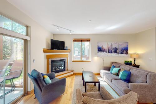 Willow Grove Apartment | Blue River Bliss