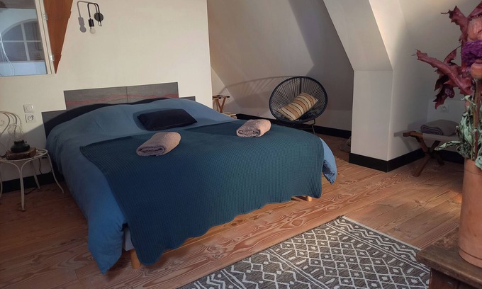 Angiens Bed & Breakfast | Blue room for 4 people at "Maison Silleron". Breakfast included. 5*