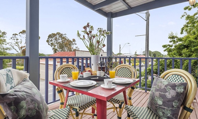 Kyneton Apartment | Blue Rosella on Piper