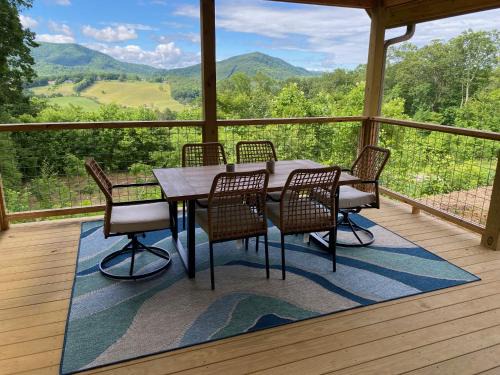 Jefferson House | Blue Sky Cabin - Built in 2023 this 3 bed 2,5 bath home has gorgeous views