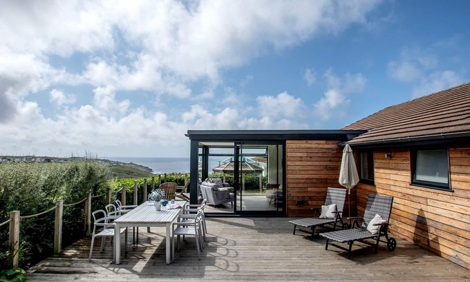 Penzance House | Blue Sky: gorgeous home with stunning sea views - walk to beach/shops/cafe/pub