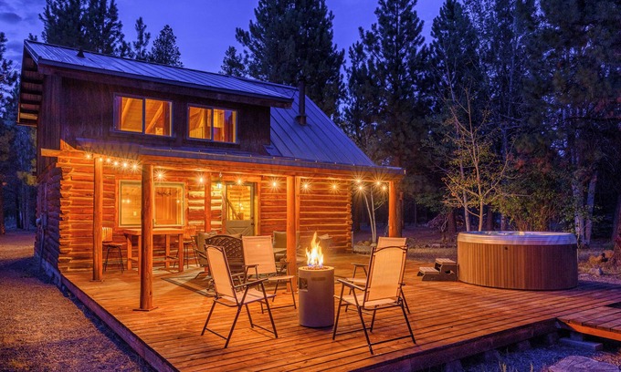 Three Rivers Cabin | Blue Top Cabin Log Bend/SunRiver: HotTub FirePit Family/Dog/Horse Public Trails