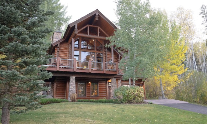 Victor House | Blue Winged Olive Log Cabin Magnificence in Victor, ID w/A/C, Borders Forest