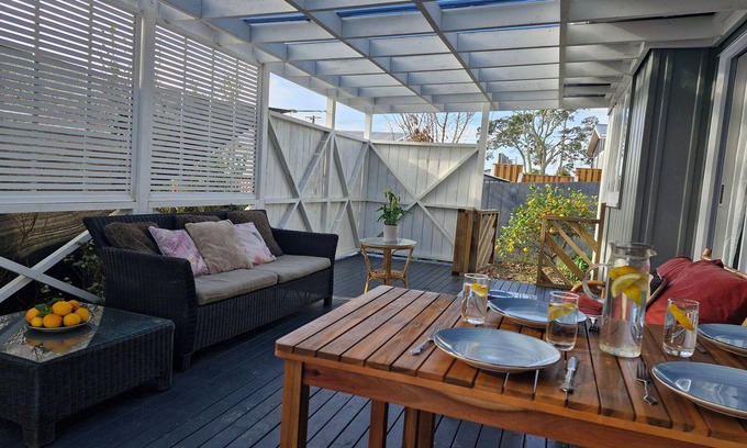 Snells Beach Cottage | Bluebell Cottage on Matakana Coast - Pet friendly!