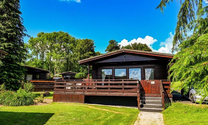 Newton Stewart Ski Chalet | Bluebell Lodge 10 with Hot Tub
