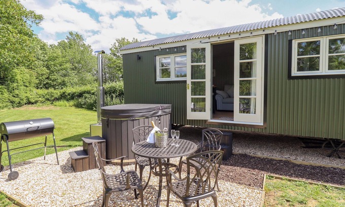 Ashby cum Fenby Cottage | BLUEBELL, romantic, character holiday cottage in Waltham