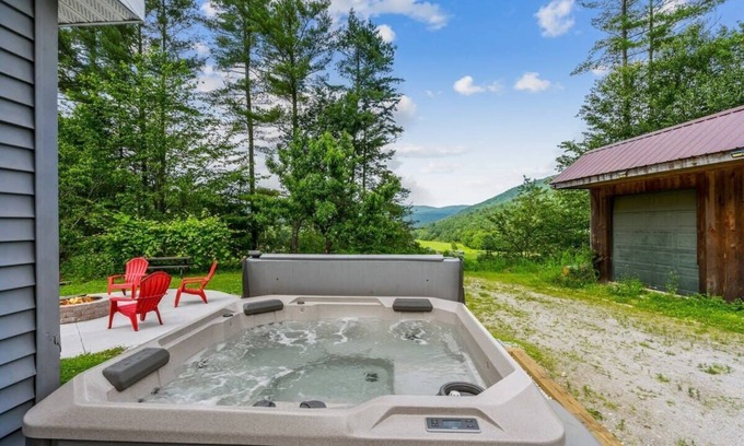 Bridgewater Corners House | Blueberry Hill Escape | Pet Friendly | HotTub | Fire pit