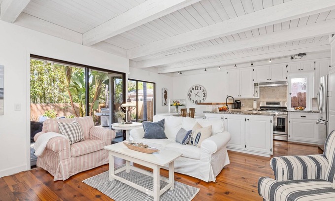 Diamond Crestview Cottage | Bluebird Beach Cottage - walk to beach & village