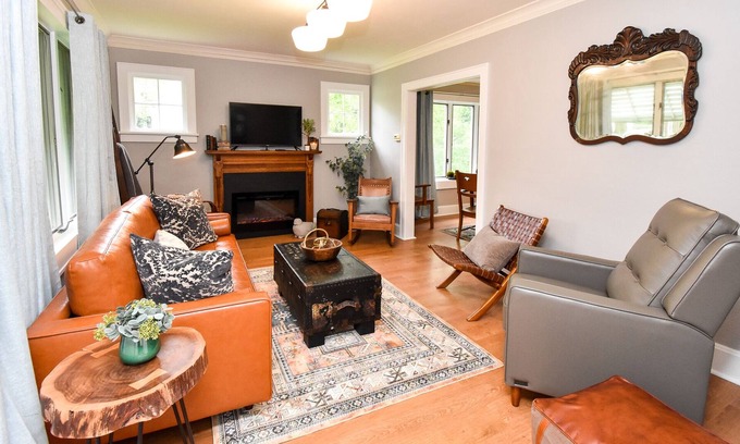 Peoria Heights House | Bluebird Beauty in the Heights! Large 3bd/2 bth close to everything in Heights!