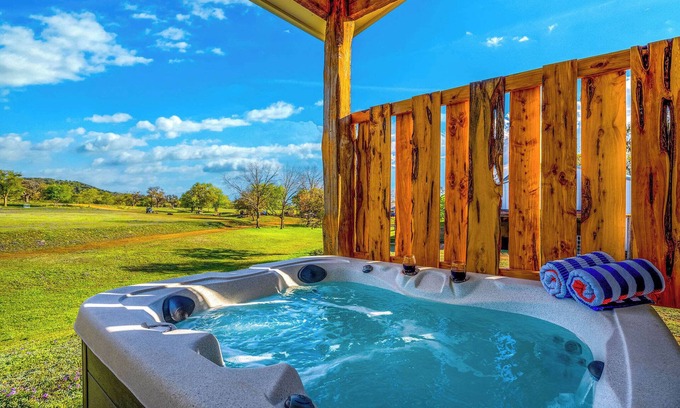 Comfort House | Bluebonnet Cottage, Hot tub, Fire pit, Sleeps 4!