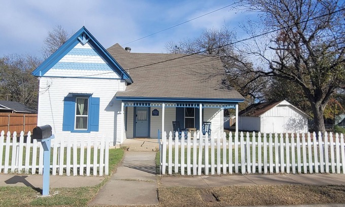 Cleburne House | Bluebonnet Cottage: Victorian Home w 2/king beds & game room in central Cleburne
