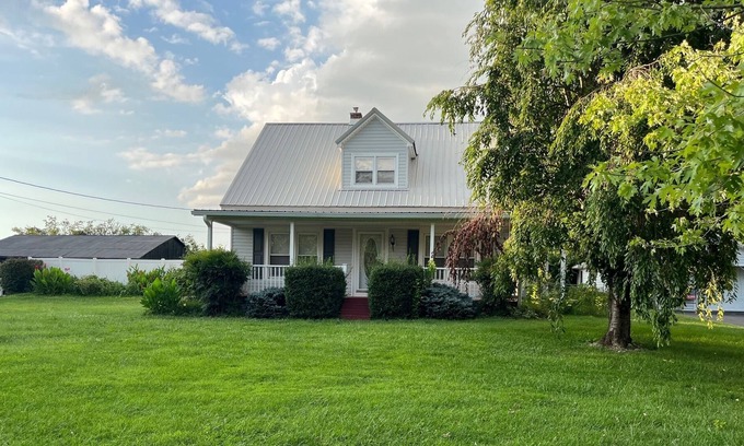 Berea Other | Bluegrass Bliss, farmhouse on acreage with pool