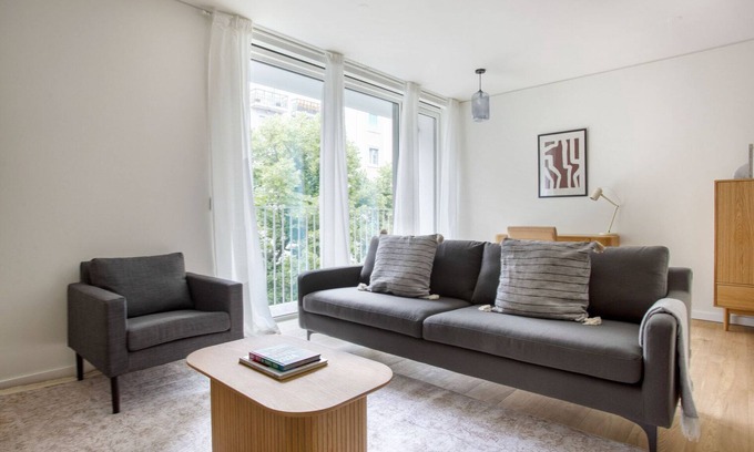 Sao Joao de Deus Apartment | Blueground | Campo Pequeno, modern furnishings