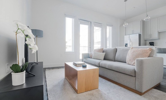 Highland Apartment | Blueground | Domain, BBQ, Pool, Gym, Walk to Q2