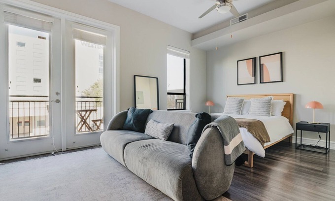 North Burnet Apartment | Blueground | Domain, pool & AC, nr Q2 Stadium