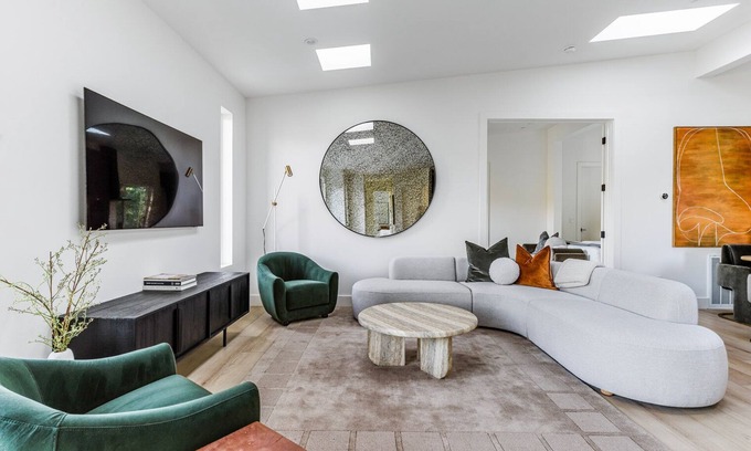 Shepherd Canyon Apartment | Blueground | Oakland, AC, balcony, nr park
