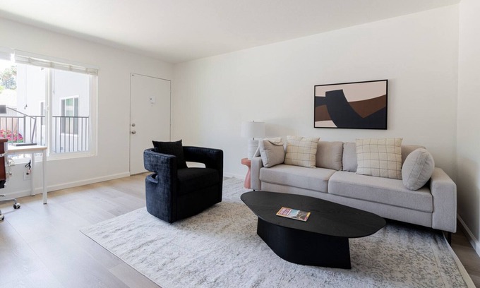Old Mountain View Apartment | Blueground | Old Mountain View, pool, nr Park