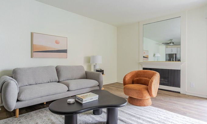 Pasadena Apartment | Blueground | Pasadena, pool, nr Pasadena Park