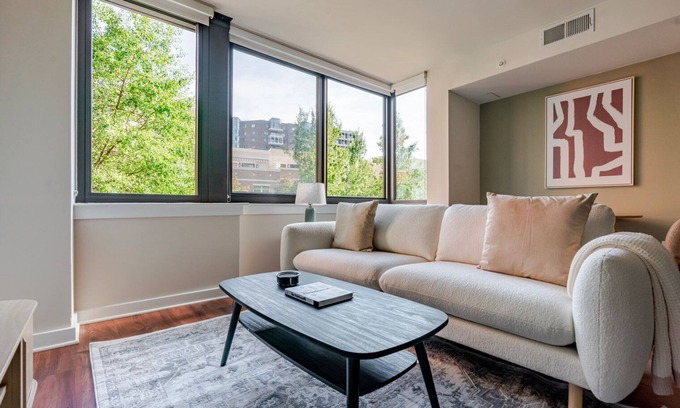 Rosslyn Apartment | Blueground | Radnor - Fort Myer Heights, view, nr Theodore Roosevelt Island