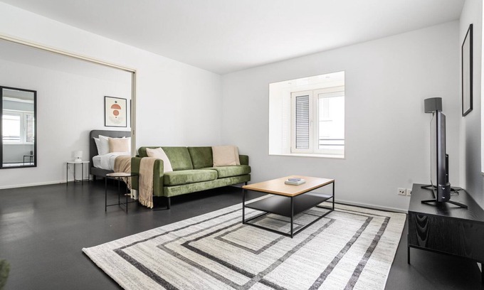 District 8 Apartment | Blueground | Seefeld, w/d, elevator, nr lake
