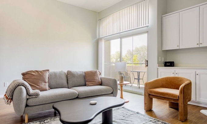 Rancho Park Apartment | Blueground | West Los Angeles, rooftop, nr UCLA