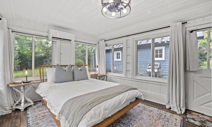 Bluemont Cottage | Bluemont Escape: Hot tub, Walk to Bears Den, AT Trail and Bear Chase Brewery