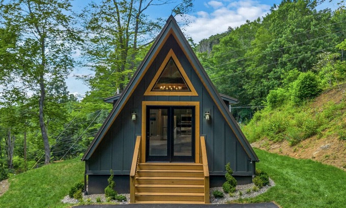 West Jefferson Cabin | Blueridge Mountain A Frame with XL Hot Tub and mountain views
