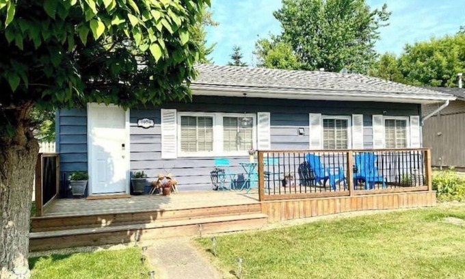 Brights Grove Cottage | Bluewater Delight