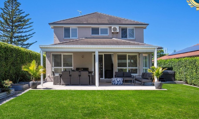 Callala Beach House | Bluewater Jervis Bay - Pet Friendly Luxury with Spa - 5 Mins Walk to Beach