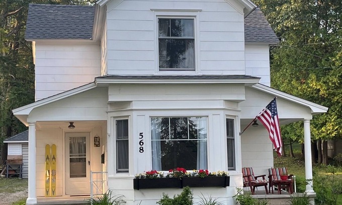 Harbor Springs House | Bluff Bliss. Walk the sidewalk to downtown Harbor Springs. FRESHLY renovated.