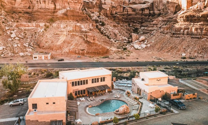 Bluff Hotel | Bluff Dwellings Resort