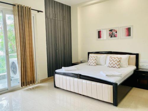 DLF City Apartment | BluO 1BHK - DLF CyberCity, MG Road - Balcony, Lift