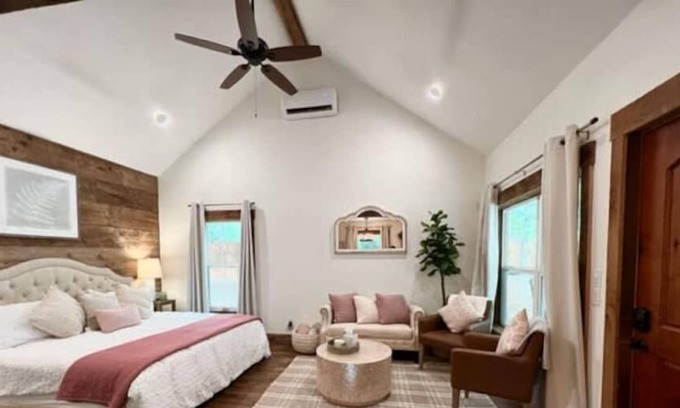 Waco Cabin | Blush Cabin 4min to Homestead 18min to Magnolia