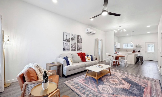 Denver Heights House | BMT Grad-FUN photo wall-2.5mi to Downtown-Riverwalk-2mi to Alamodome & FrostBank