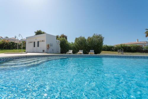 Patio Apartment | BnB Homes Large fully equipped Apartment with 2 bedrooms, swimming pool & patio