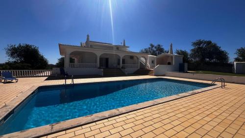 Cerro Grande Villa | BnB Homes Luxurious Villa Stardust with Swimming pool & BBQ for Family Fun