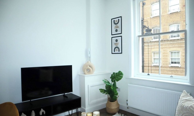 St Luke's Apartment | BnBNook - Bright 1BR by Barbican and St. Paul's