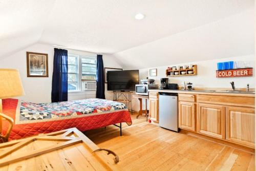 Central - Terry Apartment | Bo360 Old West Landing with Hot Tub and Sunrise Views