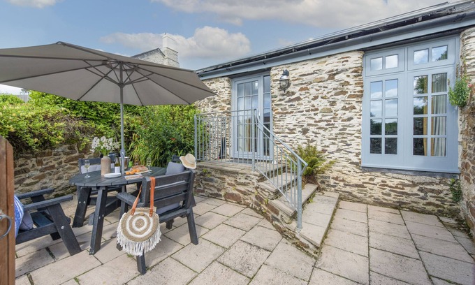 Liskeard Cottage | Boasting idyllic views across countryside vistas, Blackberry Barn provides a relaxing space for you
