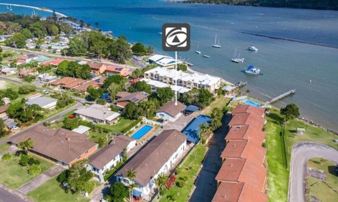 Iluka Apartment | Boat ramp, jetty and pool. Family holidays or romantic getaways on the Clarence