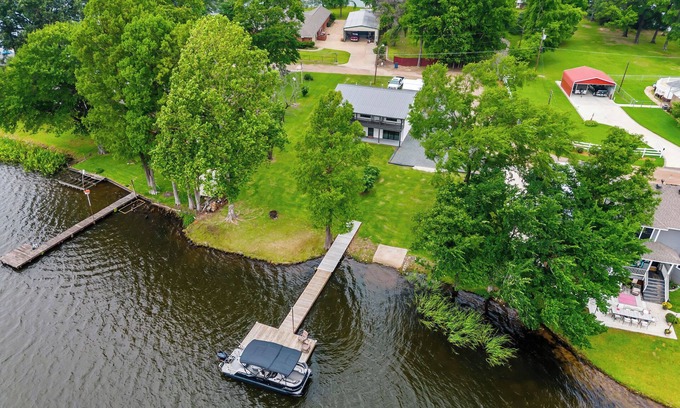 Lone Star House | Boat Ramp, Kayaks, BBQ Grill, King Bed!