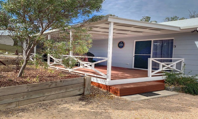 Lake Wangary House | Boat Ramp Shack is a fabulous holiday shack near the Coffin Bay Boat Ramp