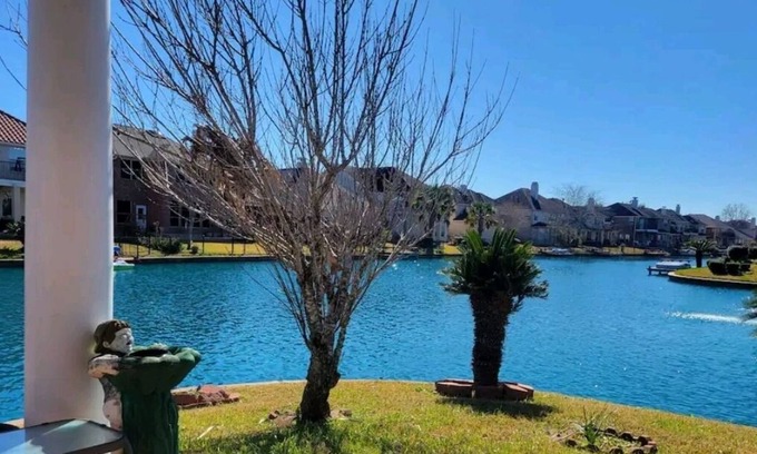 Sugar Land House | Boating/fishing in style at corner lot lake home