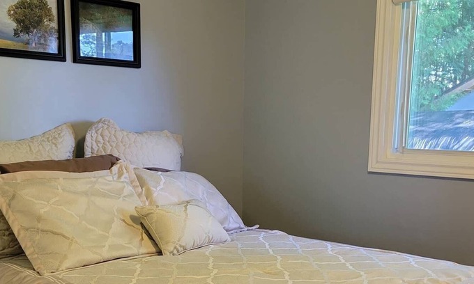 Bobcaygeon House | Bobcaygeon Waterfront Access Big Lot