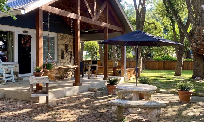 Boerne House | Boerne Garden Cottage - Steps from walking trails and historic downtown Boerne