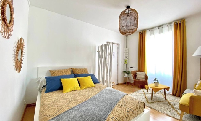 Sens Apartment | Bohemia - Bohemian cocoon near Centre & Netflix