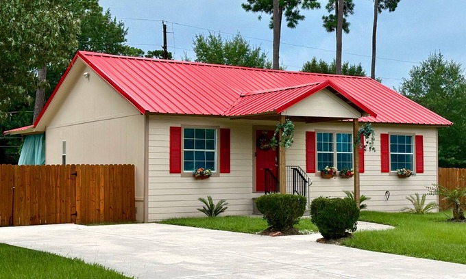 Magnolia House | Bohemian Cottage King Queen,Fast WiFi,RV Parking,Unity Park,Great for Long Stay!